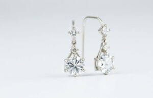 Белое золото и серьги с бриллиантами: как выбрать, носить и сохранить сияние