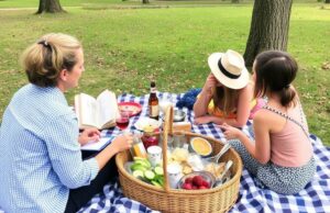 Пикник в Париже: как выбрать место, собрать набор и насладиться городом на траве